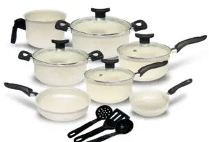 Jogo de Panelas Teflon Atenas 10 Peças sobre bancada de madeira, com tampas de vidro e acabamento antiaderente, destacando design moderno e praticidade na cozinha.