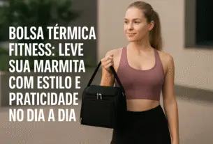 Mulher jovem com roupa fitness segura uma bolsa térmica preta ao ar livre, simbolizando praticidade e estilo para levar marmita no dia a dia.